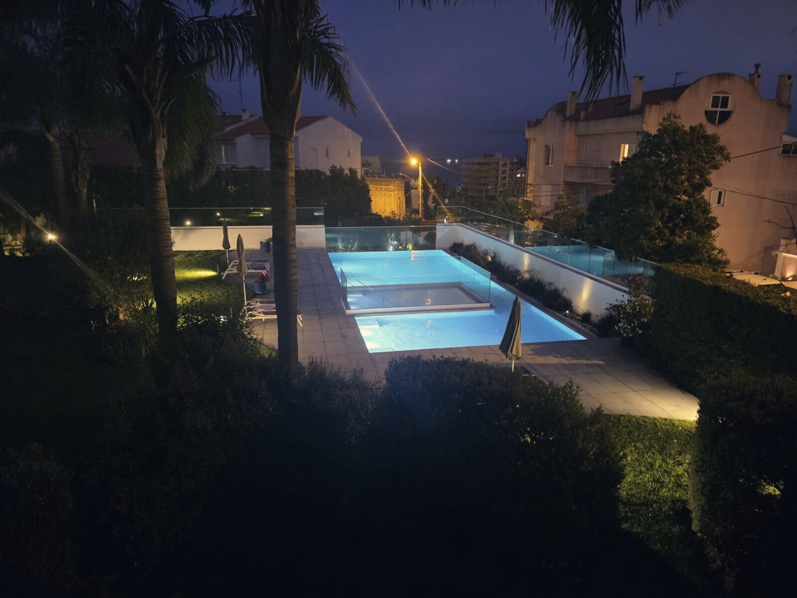 Iluminação de piscina infinity