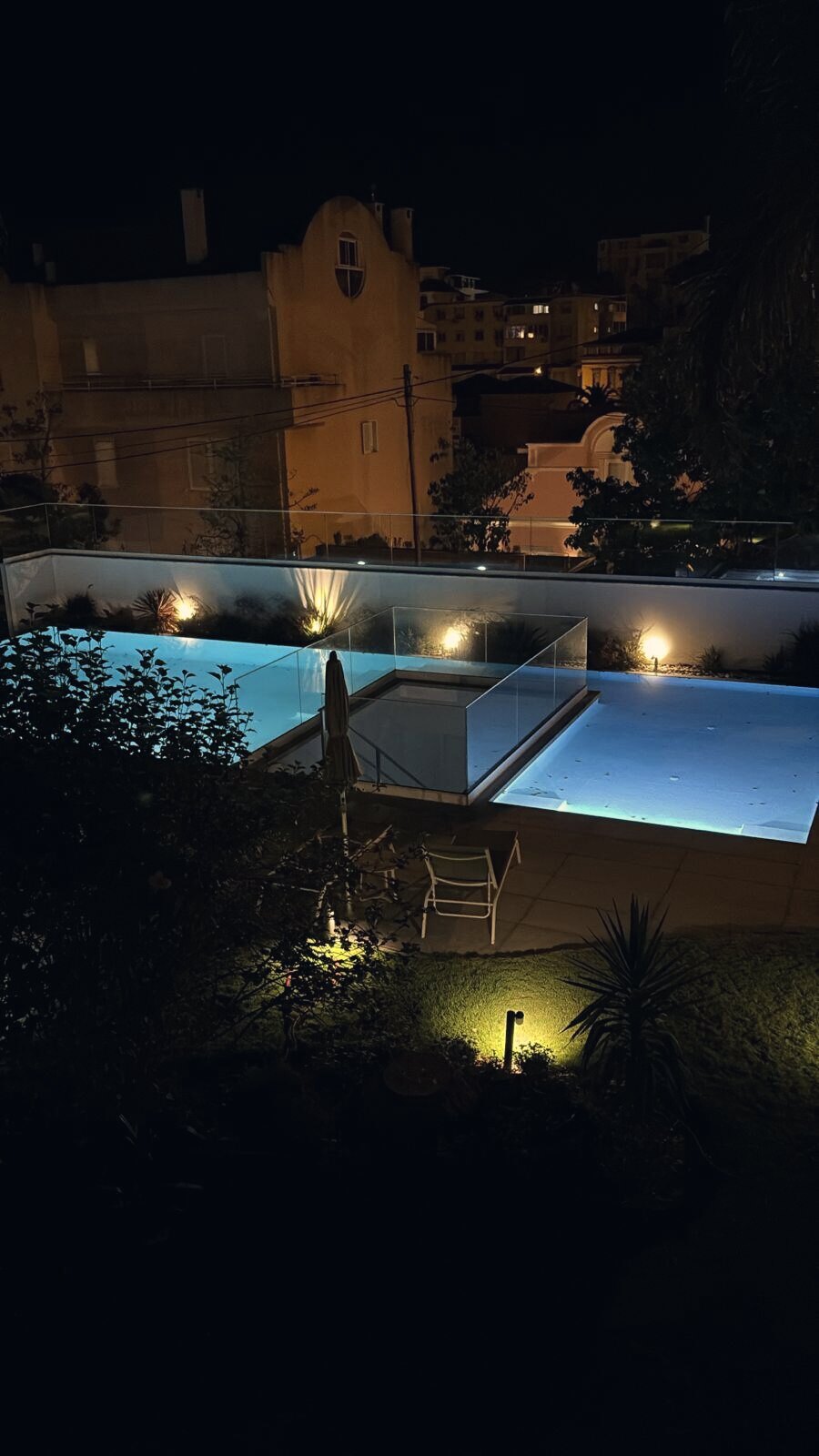 Iluminação noturna de piscina